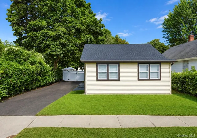 Photo 3 of Single family home for sale at 31 Oakland Ave, Brookhaven, NY 11776 | MLS# 1029243 | Listing updated on 2026-09-29