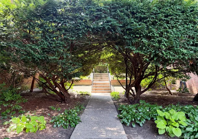 Listing Photo 2 - Condo for sale in building located at 5 Greenridge Ave, White Plains, NY 10605 - Unit #B4