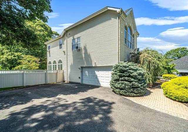 Photo 3 of Sale Pending at 2 Hamilton Pl, Brookhaven, NY 11755 | MLS# 1029265 | Listing updated on 2026-10-08
