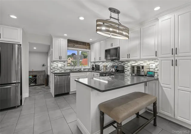 3rd image of 2 Meadow Ln, New Rochelle, NY 10805 | MLS# 1029310