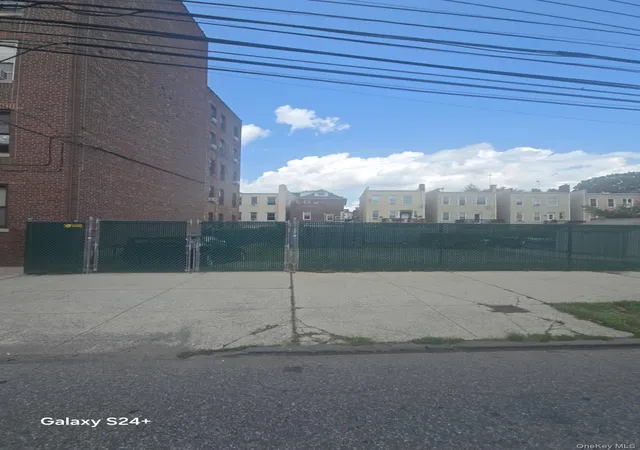 Photo 3 of Sale Pending at 127 E 233rd Street, New York, NY 10470 | MLS# 1029318 | Listing updated on 2026-10-05