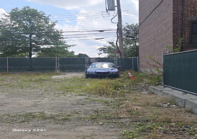 Photo 3 of Sale Pending at 127 E 233rd Street, New York, NY 10470 | MLS# 1029318 | Listing updated on 2026-10-05