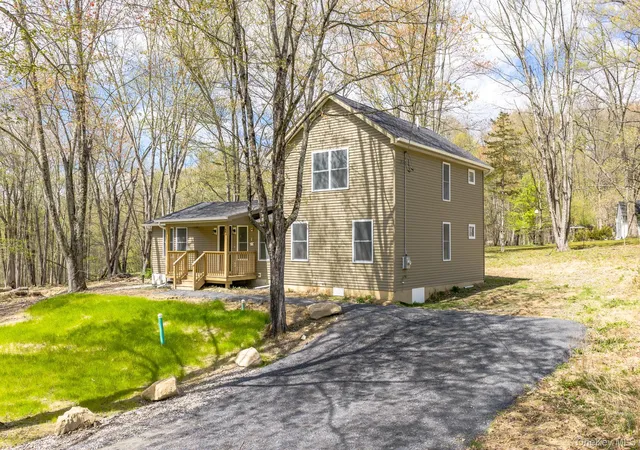 2nd image of 24 Farmingdale Ln, Wallkill, NY 12721 | MLS# 1029410