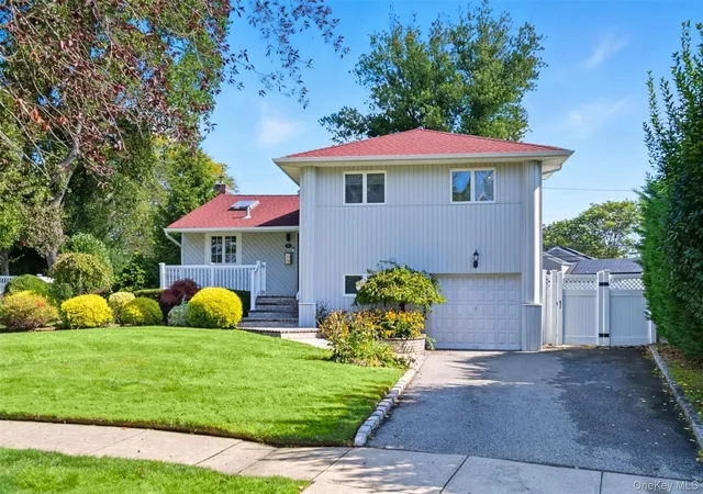 Photo 2 of Sale Pending at 17 Willben Ln, Oyster Bay, NY 11803 | MLS# 1029484 | Listing updated on 2026-08-04