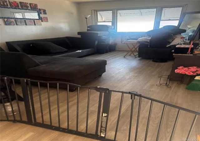Photo 3 of Sale Pending at 958 E 226th Street, Bronx, NY 10466 | MLS# 1029485 | Listing updated on 2026-08-21