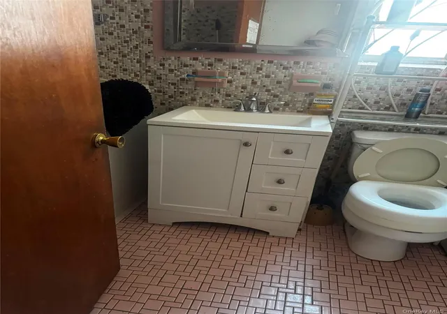 Photo 4 of Sale Pending at 958 E 226th Street, Bronx, NY 10466 | MLS# 1029485 | Listing updated on 2026-08-21