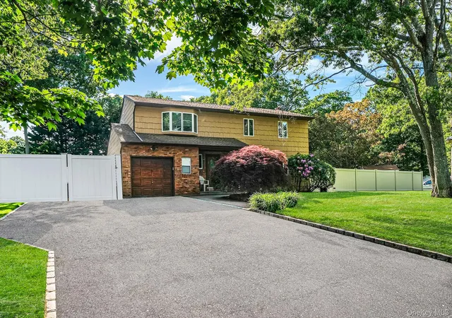Photo 37 of Single family home for sale at 26 Heritage Pl S, Smithtown, NY 11767 | MLS# 1029526 | Listing updated on 2026-10-13