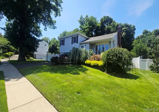 Photo 2 of Sale Pending at 27 Humphrey Dr, Oyster Bay, NY 11791 | MLS# 1029538 | Listing updated on 2026-08-19