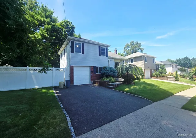 Photo 3 of Sale Pending at 27 Humphrey Dr, Oyster Bay, NY 11791 | MLS# 1029538 | Listing updated on 2026-08-19