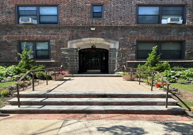 Photo 2 of Sale Pending at 141 Woodmere Blvd #4B, Hempstead, NY 11598 | MLS# 1029587 | Listing updated on 2026-08-14