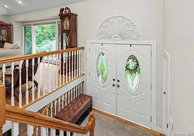Photo 2 of Sale Pending at 7 Beatrice Ln, Oyster Bay, NY 11804 | MLS# 1029628 | Listing updated on 2026-08-01