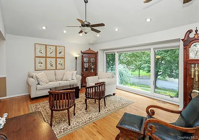 Photo 3 of Sale Pending at 7 Beatrice Ln, Oyster Bay, NY 11804 | MLS# 1029628 | Listing updated on 2026-08-01