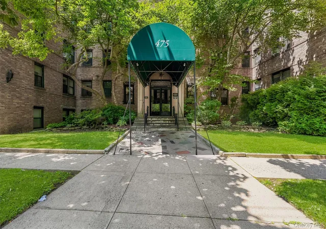 Photo 2 of Sale Pending at 475 Bronx River Rd #4B, Yonkers, NY 10704 | MLS# 1029755 | Listing updated on 2026-09-04