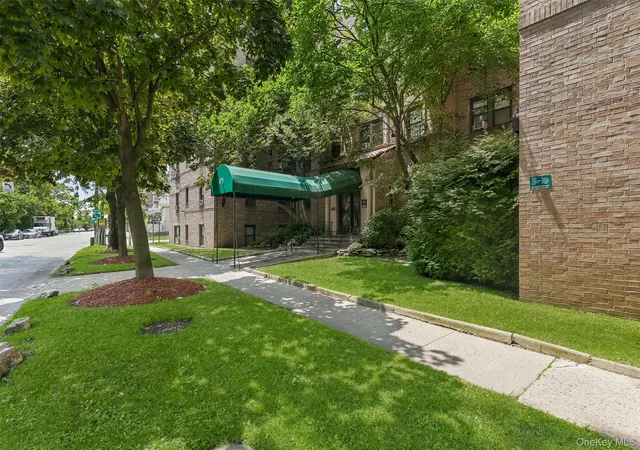 Listing Photo 2 - Condo for sale in building located at 475 Bronx River Rd, Yonkers, NY 10701 - Unit #4B