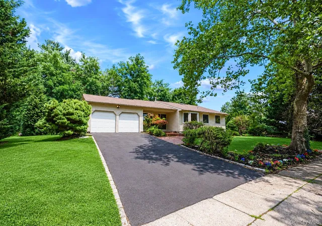Photo 3 of Single family home for sale at 15 Dix Cir, Huntington, NY 11746 | MLS# 1029801 | Listing updated on 2026-10-08
