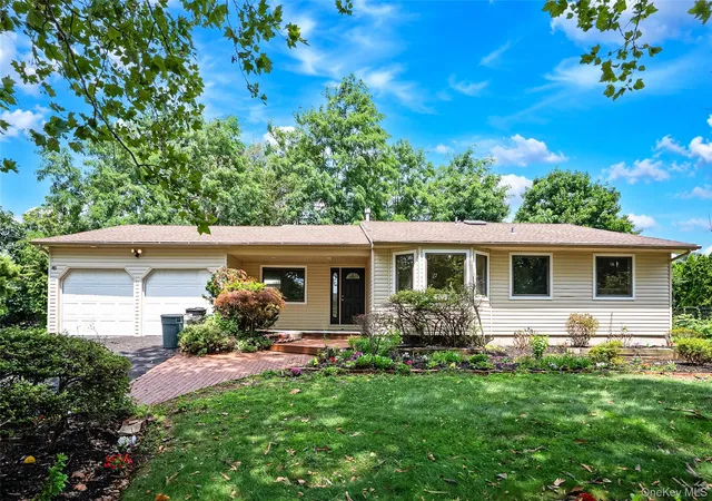 Photo 4 of Single family home for sale at 15 Dix Cir, Huntington, NY 11746 | MLS# 1029801 | Listing updated on 2026-10-08