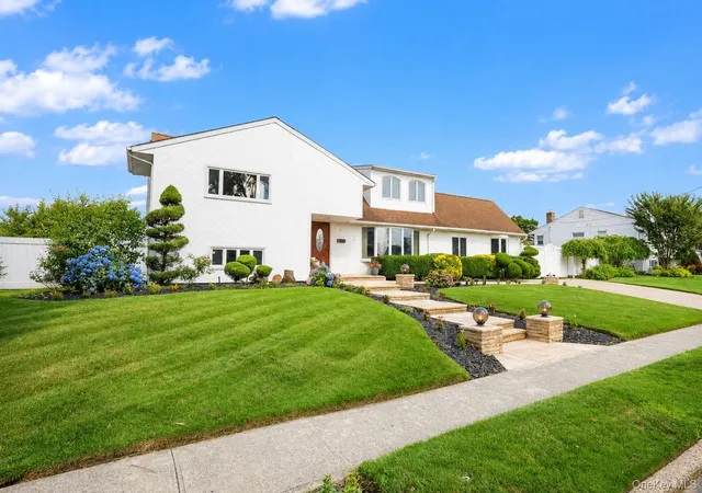 Photo 2 of Sale Pending at 61 Hemlock Ln, Oyster Bay, NY 11762 | MLS# 1029813 | Listing updated on 2026-08-29