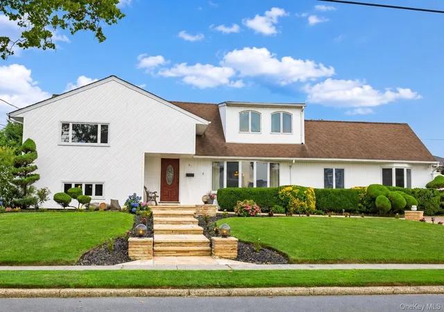 Photo 3 of Sale Pending at 61 Hemlock Ln, Oyster Bay, NY 11762 | MLS# 1029813 | Listing updated on 2026-08-29