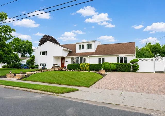 Photo 3 of Sale Pending at 61 Hemlock Ln, Oyster Bay, NY 11762 | MLS# 1029813 | Listing updated on 2026-08-29