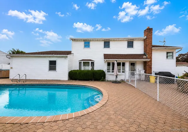 Photo 4 of Sale Pending at 61 Hemlock Ln, Oyster Bay, NY 11762 | MLS# 1029813 | Listing updated on 2026-08-29