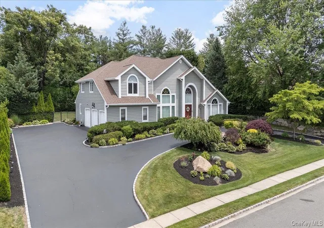 Photo 2 of Sale Pending at 4 Shannon Dr, Oyster Bay, NY 11797 | MLS# 1029820 | Listing updated on 2026-09-01