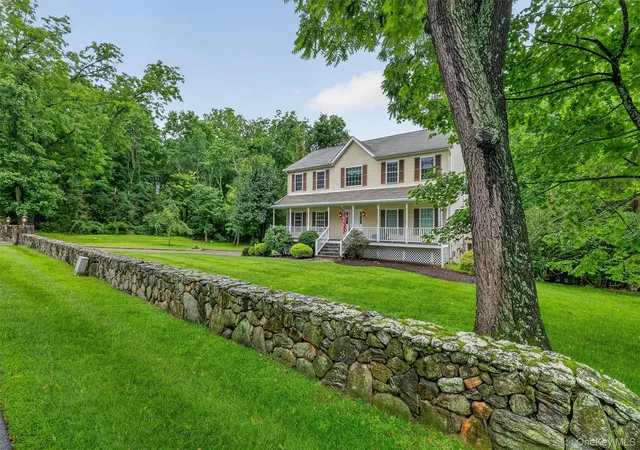 Photo 3 of Single family home for sale at 1 Stonefield Ct, Cortlandt, NY 10567 | MLS# 1029839 | Listing updated on 2026-08-18