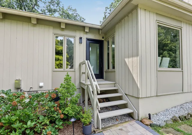 Single family home for sale at 4 Leatherstocking Ln, Mamaroneck, NY 10543 | MLS# 1029901