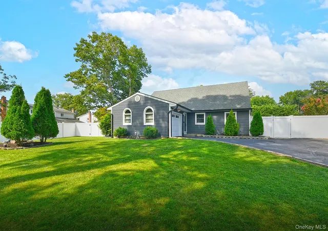 Photo 3 of Sale Pending at 25 Rosanne Ct, Smithtown, NY 11767 | MLS# 1029903 | Listing updated on 2026-08-12