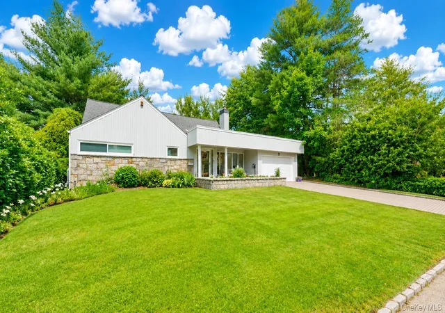 Photo 2 of Sale Pending at 9 Arbor Rd, North Hempstead, NY 11577 | MLS# 1029913 | Listing updated on 2026-09-05