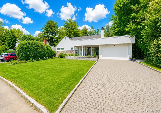 Photo 3 of Sale Pending at 9 Arbor Rd, North Hempstead, NY 11577 | MLS# 1029913 | Listing updated on 2026-09-05