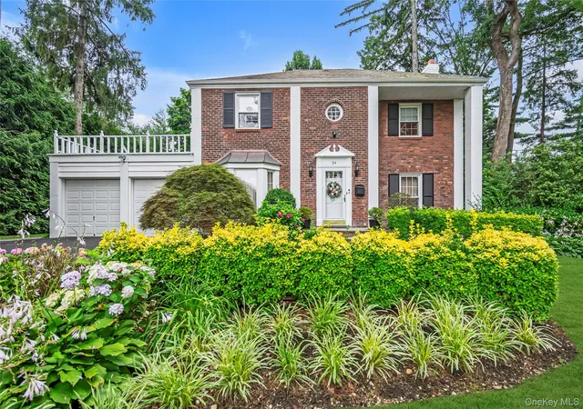 Photo 2 of Sale Pending at 34 Soundview Crst, North Hempstead, NY 11030 | MLS# 1029938 | Listing updated on 2026-08-05
