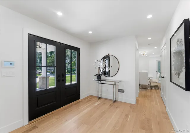 Photo 3 of Single family home for sale at 31 Saw Ml Rd, Huntington, NY 11724 | MLS# 1029939 | Listing updated on 2026-09-13