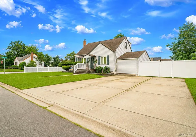 2nd image of 341 12th St, West Babylon, NY 11704 | MLS# 1029953