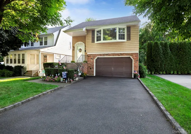 Photo 3 of Sale Pending at 146 Lincoln St, Hempstead, NY 11530 | MLS# 1029969 | Listing updated on 2026-08-25
