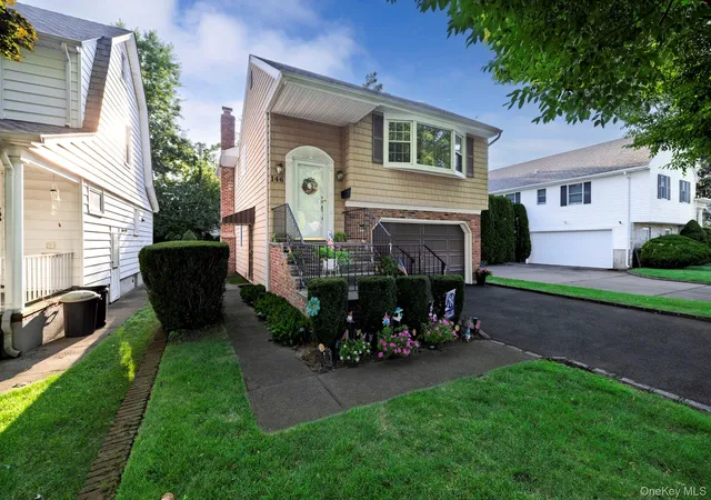 Photo 4 of Sale Pending at 146 Lincoln St, Hempstead, NY 11530 | MLS# 1029969 | Listing updated on 2026-08-25