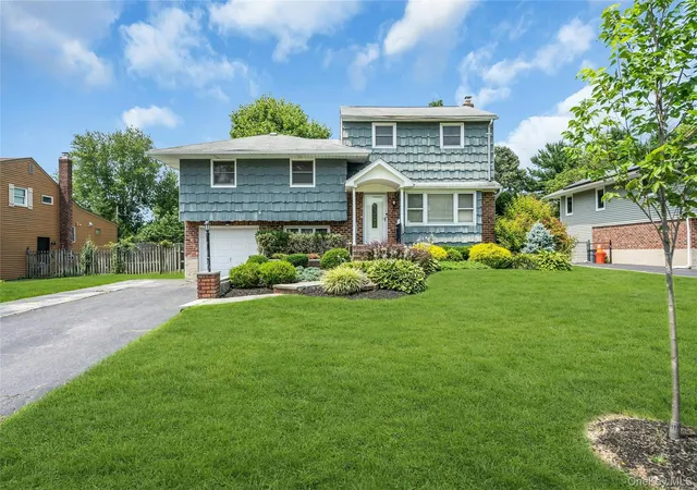 1st image of 4 Crabapple Ln, Smithtown, NY 11725 | MLS# 1029972