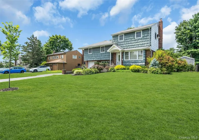 2nd image of 4 Crabapple Ln, Smithtown, NY 11725 | MLS# 1029972