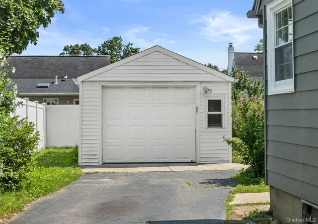 20th image of 718 Elmwood Rd, West Babylon, NY 11704 | MLS# 1029996