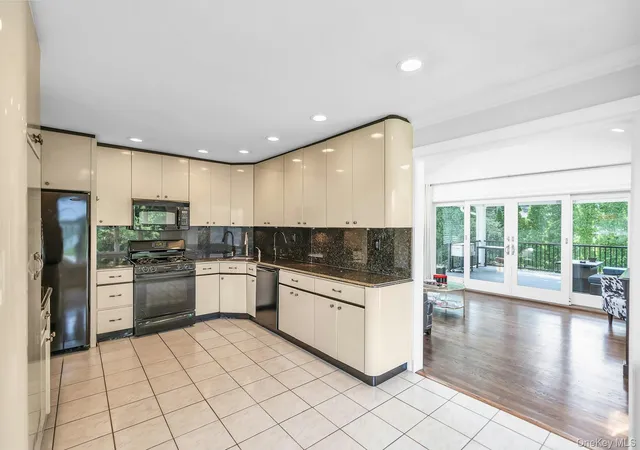 Photo 3 of Sale Pending at 20 Hunter Pl, Smithtown, NY 11787 | MLS# 1030021 | Listing updated on 2026-08-17