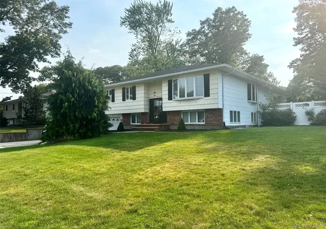 32nd image of 20 Hunter Pl, Smithtown, NY 11787 | MLS# 1030021