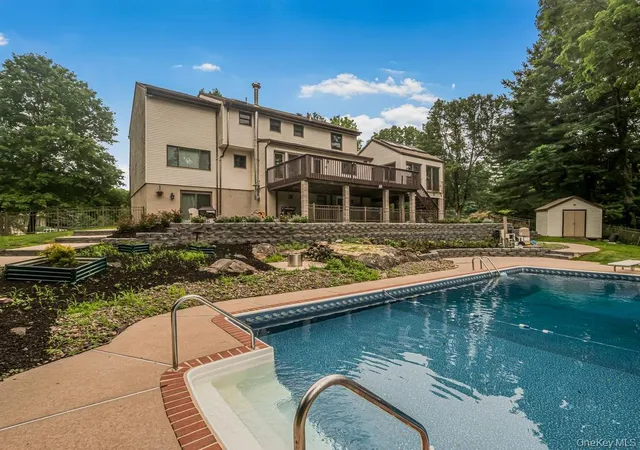 Photo 1 of Mansion for sale at 8 Fairgreen Ct, Cortlandt, NY 10567 | MLS# 1030029 | Listing updated on 2026-08-30