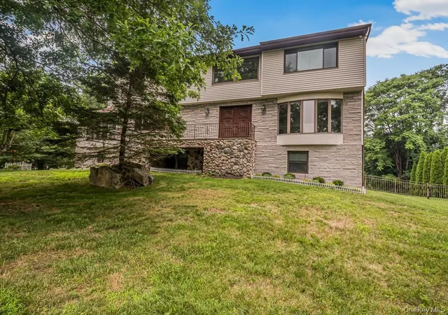 Photo 2 of Mansion for sale at 8 Fairgreen Ct, Cortlandt, NY 10567 | MLS# 1030029 | Listing updated on 2026-08-30