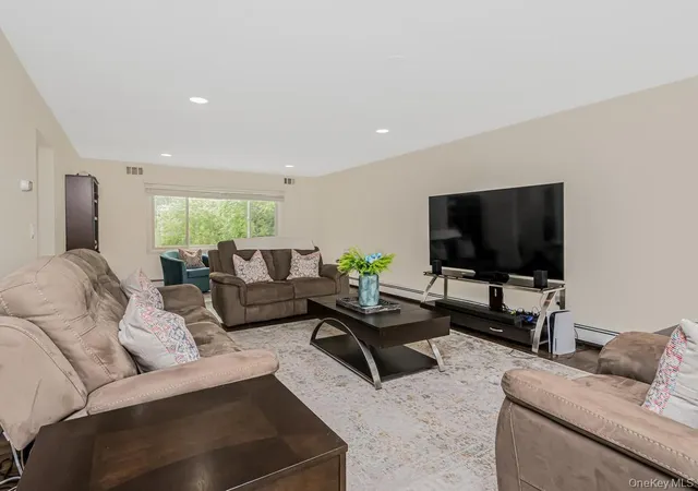 Photo 3 of Single family home for sale at 8 Fairgreen Ct, Cortlandt, NY 10567 | MLS# 1030029 | Listing updated on 2026-10-18