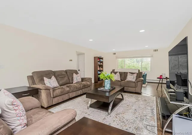Photo 4 of Single family home for sale at 8 Fairgreen Ct, Cortlandt, NY 10567 | MLS# 1030029 | Listing updated on 2026-10-18