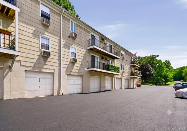 Photo 3 of Sale Pending at 264 Parkside Dr, Ramapo, NY 10901 | MLS# 1030056 | Listing updated on 2026-08-12