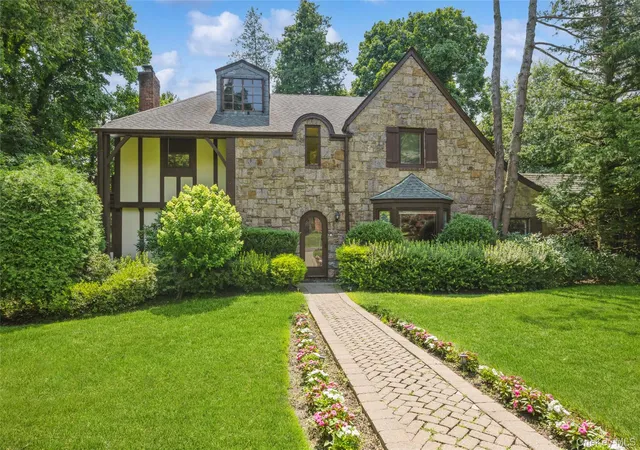 Photo 1 of Sale Pending at 1 Winfield Ter, North Hempstead, NY 11023 | MLS# 1030105 | Listing updated on 2026-08-31