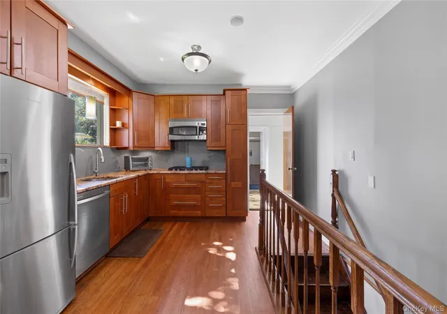 Photo 3 of Single family home for sale at 206 Cliff Rd W, Riverhead, NY 11792 | MLS# 1030137 | Listing updated on 2026-10-03