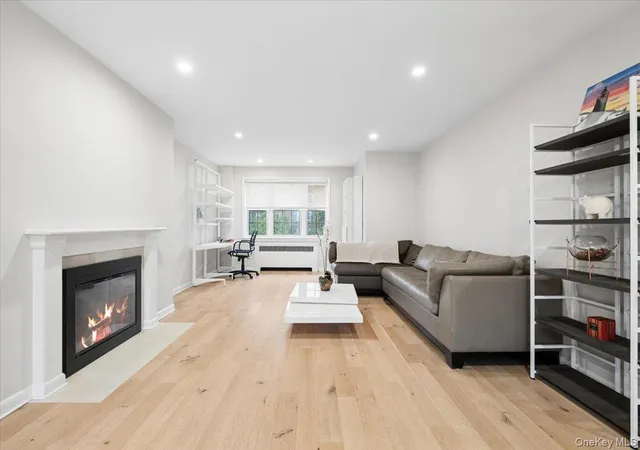 Photo 4 of Sale Pending at 7 Chateaux Cir #7F, Scarsdale, NY 10583 | MLS# 1030146 | Listing updated on 2026-08-23