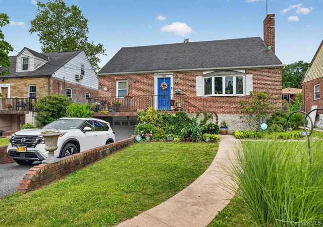 Photo 3 of Single family home for sale at 207 Clunie Ave, Yonkers, NY 10703 | MLS# 1030160 | Listing updated on 2026-10-03