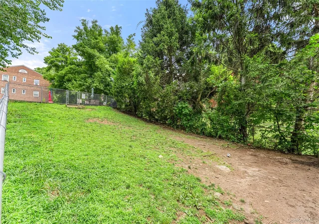 Listing Photo 2 - Condo for sale in building located at 11 Westview Ave, White Plains, NY 10605 - Unit #26-2